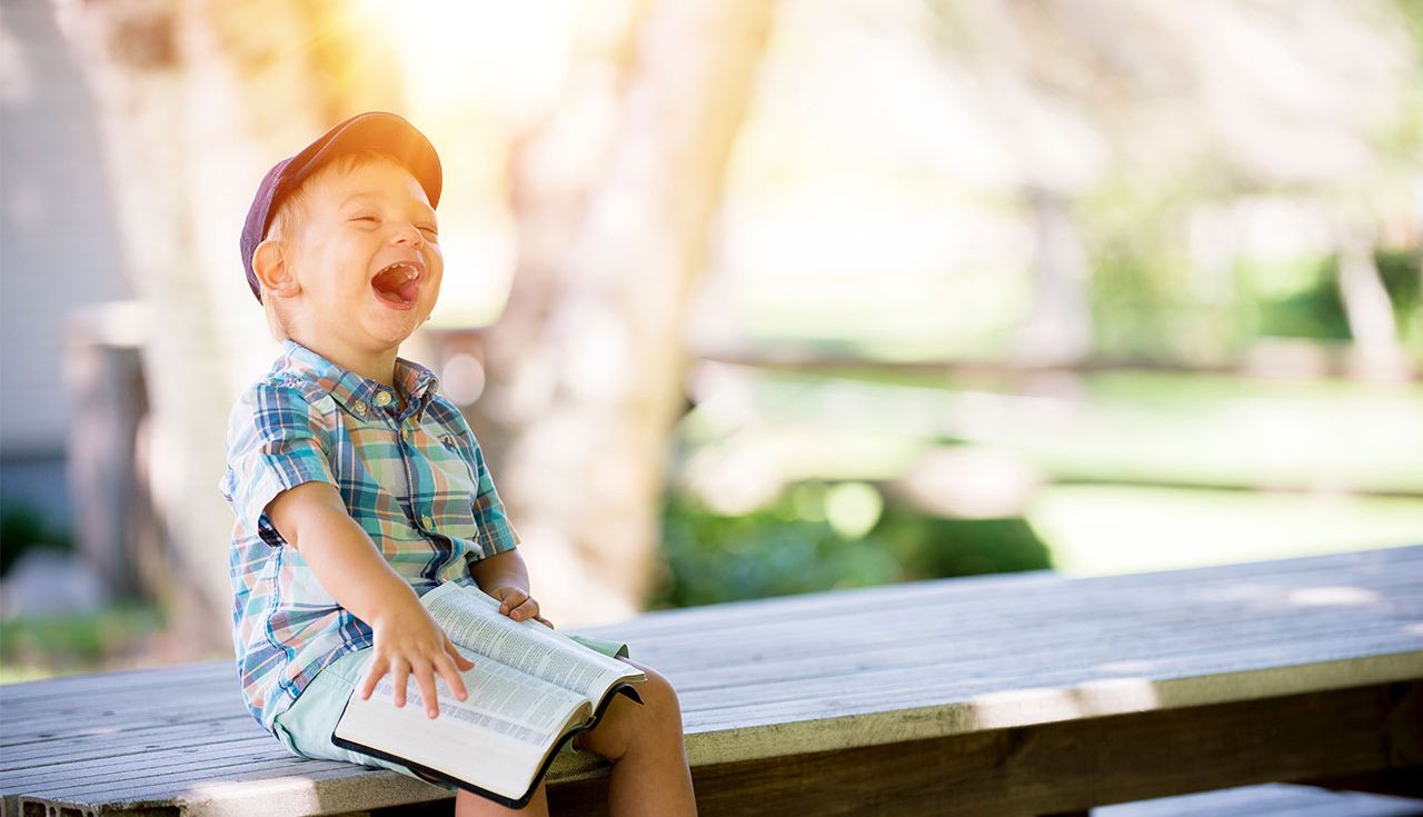 Lachendes Kind bei Sonnenschein