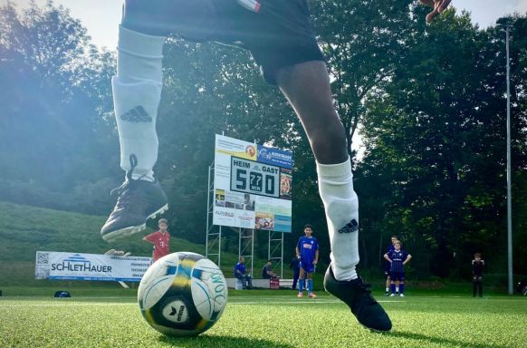 Kinder vor unserem Torzähler Premium in Altenbochum