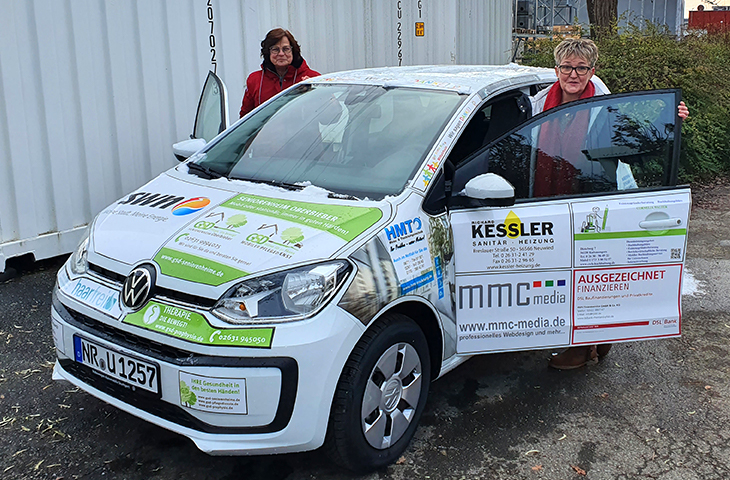Frau Zimmer und Frau Kramer steigen in ihren neuen VW up!