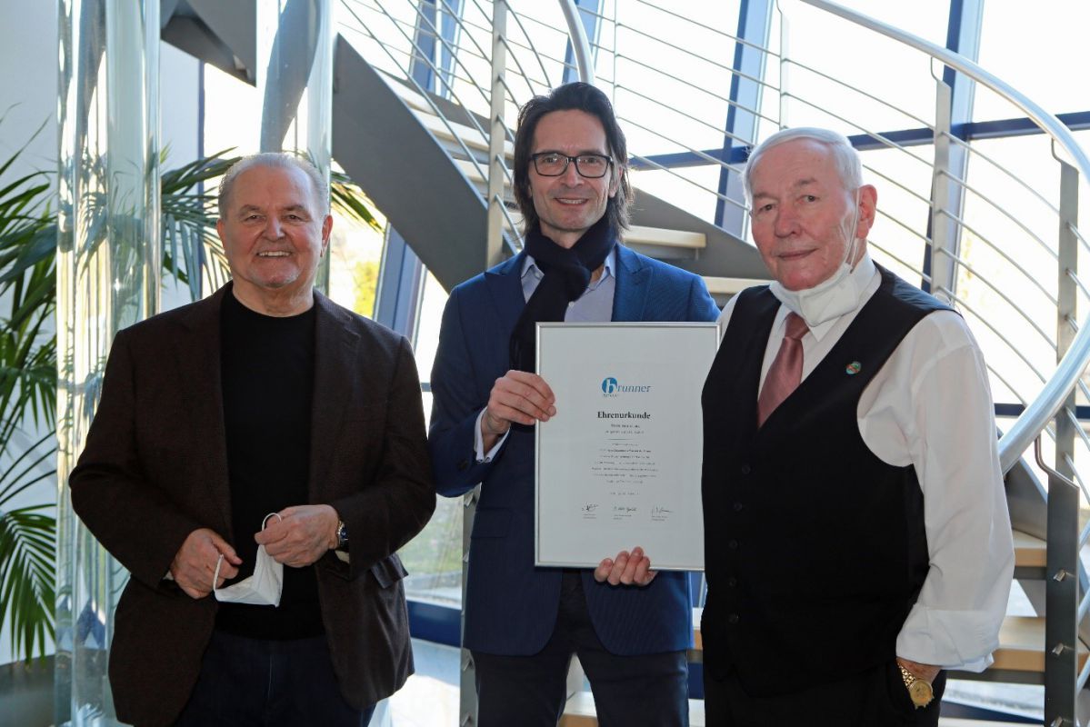 Franz Xaver Brunner und Jürgen Brunner übergeben Toni Lang eine Ehrenurkunde.