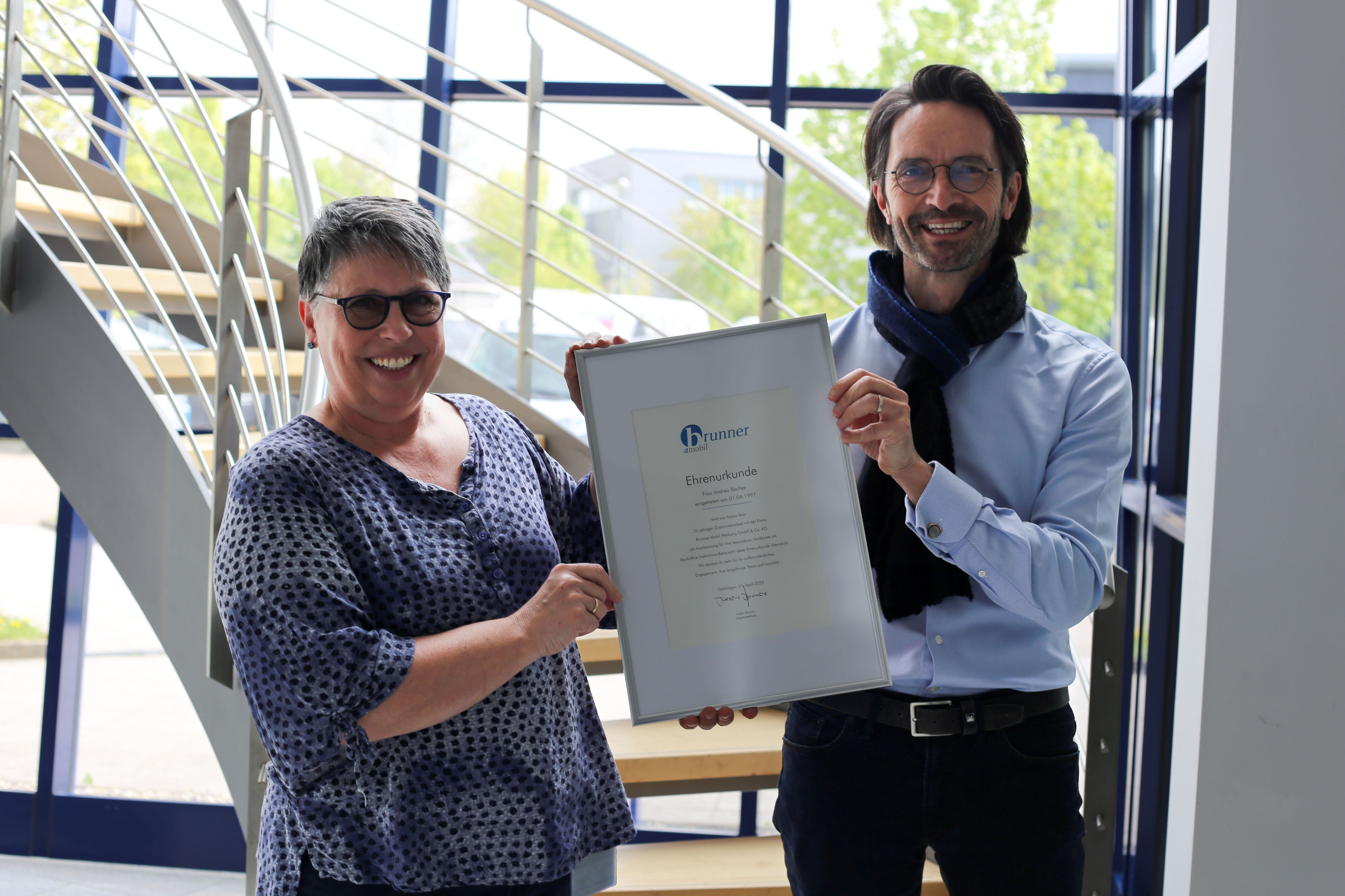 Jürgen Brunner überreicht Andrea Bacher ihre Ehrenurkunde