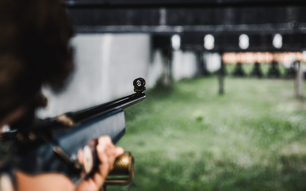 Schütze auf Schießbahn