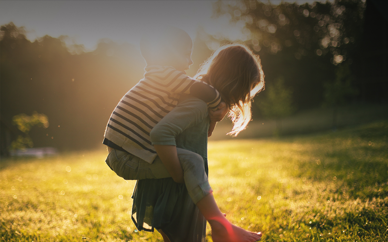 Geschwisten spielen in der Abendsonne